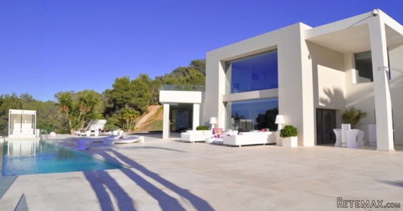 Impressive modern villa with beautiful..