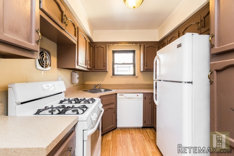 6 bedroom House For Sale: 208 LAKEVIEW.. - 2