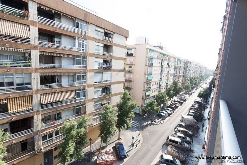Big flat for sale, to update your.. - 2