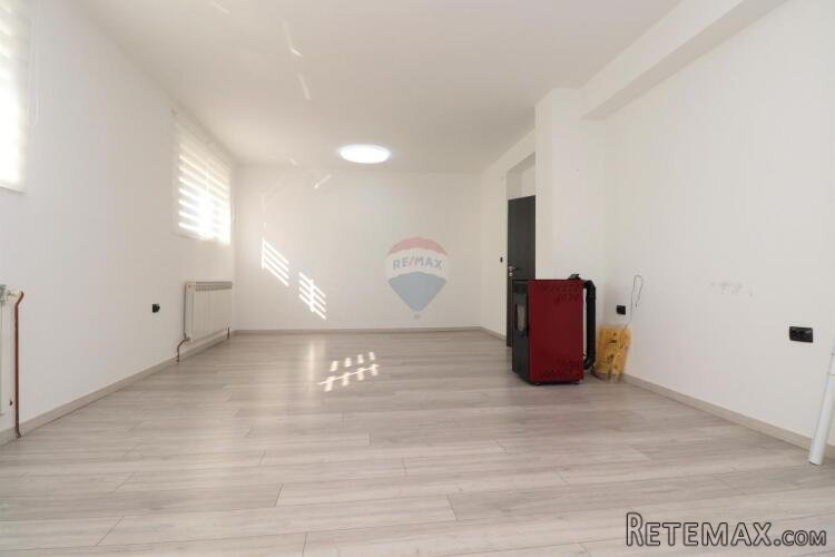 Zagreb, Blato - poslovni prostor za uredno skladište, 71m2 - 2