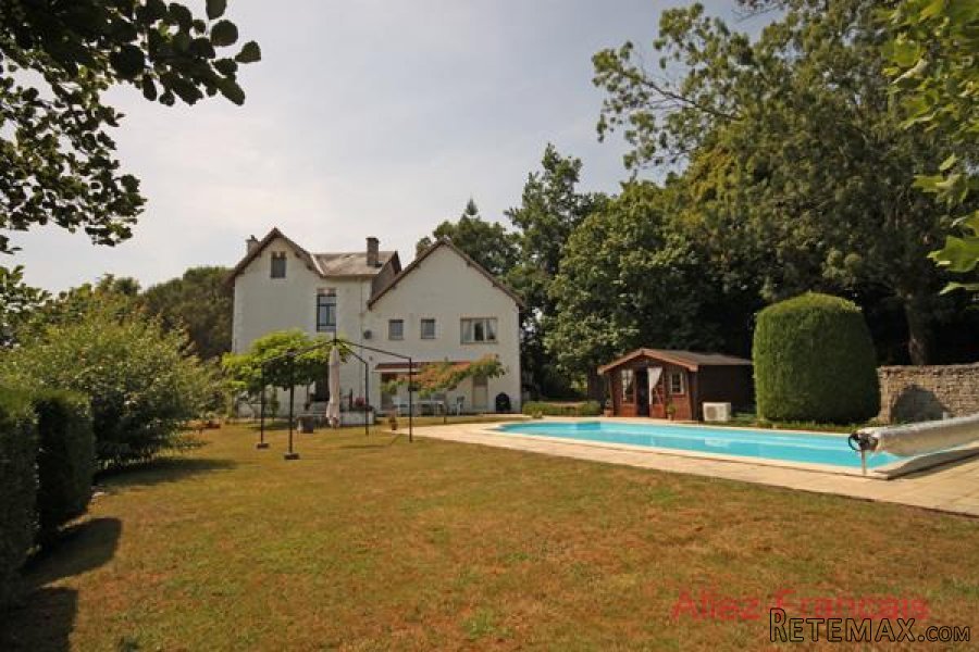 Brioux-sur-Boutonne (79) - Immaculate town property offering 5..