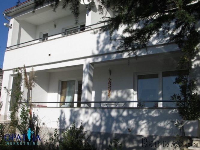 Novi Vinodolski, nova kuća kraj mora s tri stana, vrt