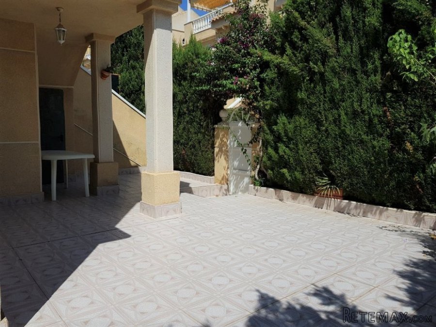 La vivienda, en esquina, consta de 2 dormitorios, baño.. - 2