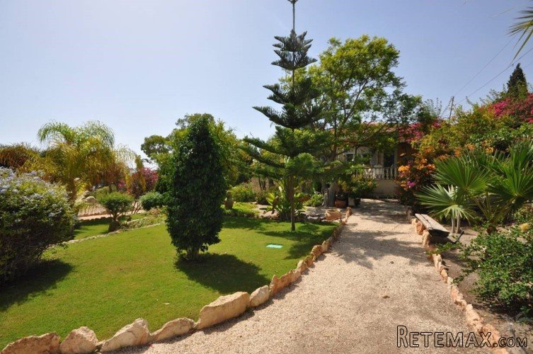We are happy to offer this beautiful villa-finca located on.. - 3