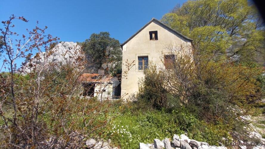 Zemljište sa starom kućom-za renoviranje