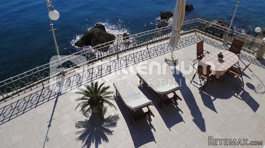 Ičići, 140m2, luksuzna etaža za najam na samom Lungo mare