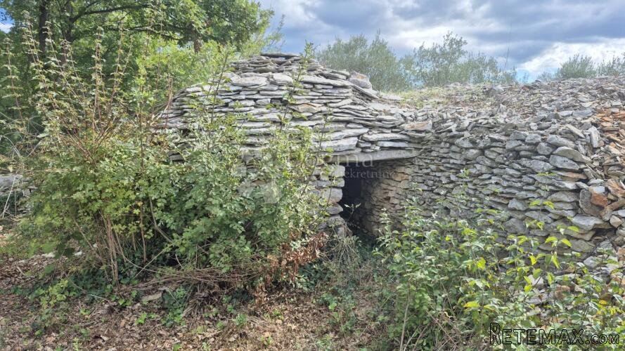 Poljoprivredno zemljište sa kažunom površine 3550 m2