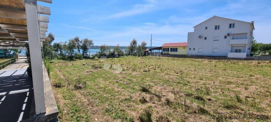 Ljubač prvi red: 3034 m² uz pješčanu plažu