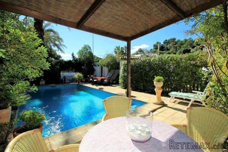This very private and cozy property is set on a completely.. - 3