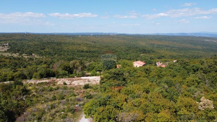 ISTRA, LABIN - Teren 56000 m2 u komadu, do asfalta
