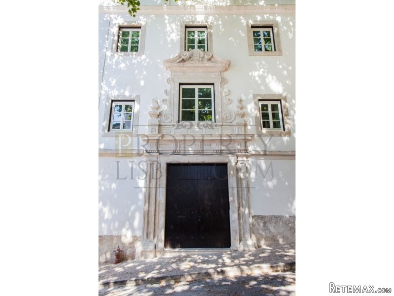 T4 Lisbon Apartment with Tagus river..