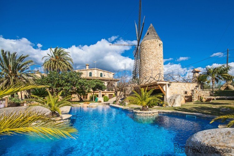A truly unique property, elevated position on the edge of..
