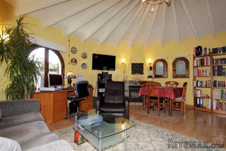 This very private and cozy property is set on a completely.. - 5