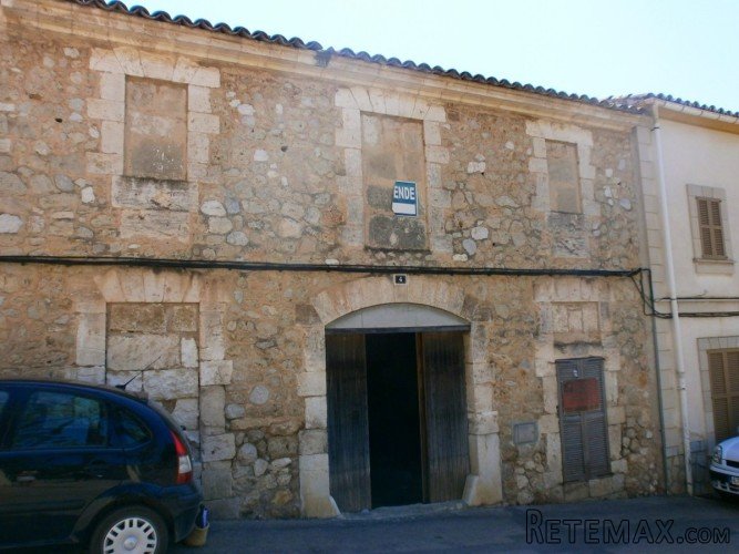 A fabulous old townhouse to be fully restored with lovely..