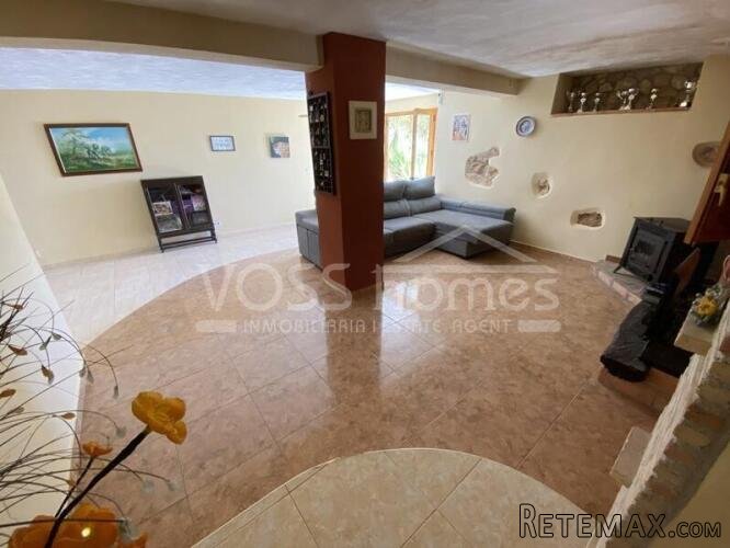EXCLUSIVE TO VOSS HOMES - Large, renovated, country house.. - 17