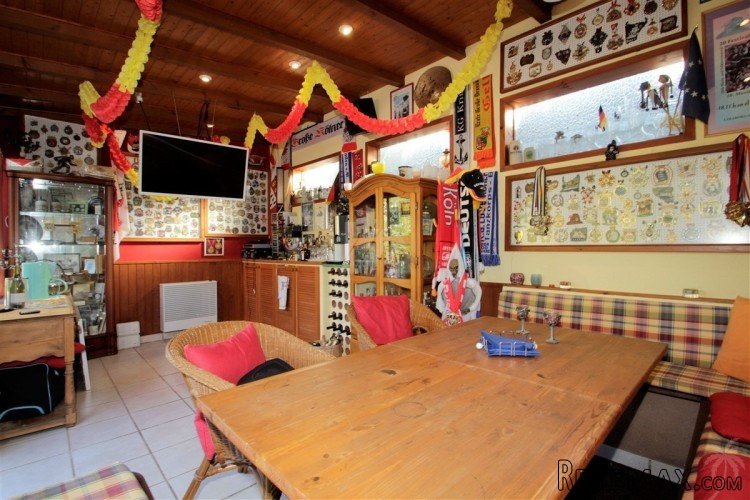 This very private and cozy property is set on a completely.. - 7