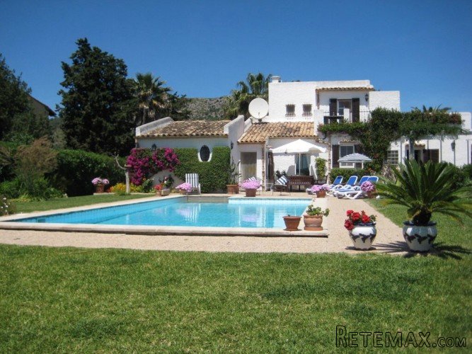 Immaculately kept villa in a quiet area in the countryside..