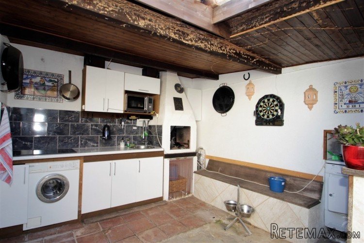 This very private and cozy property is set on a completely.. - 8