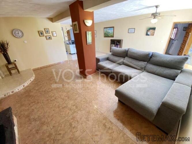 EXCLUSIVE TO VOSS HOMES - Large, renovated, country house.. - 20