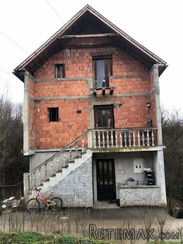 Prodajem useljivu kucu u Bajinoj Basti