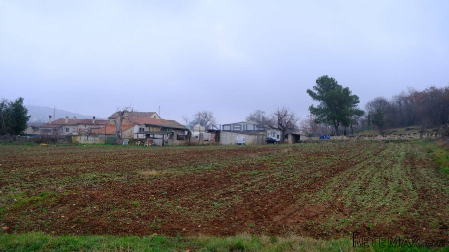 Istra, Bale, stara kamena kuća, dvorište - 3
