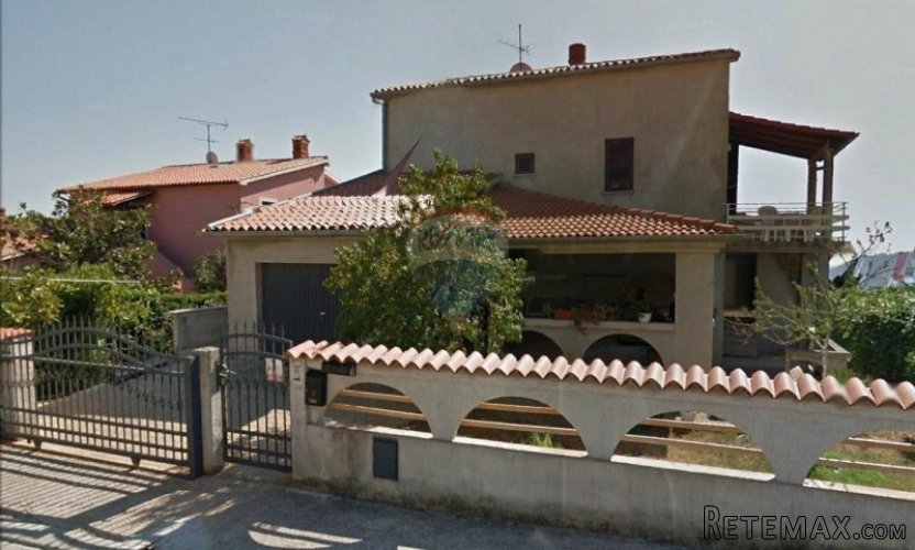 OBITELJSKA KUĆA SA 5 APARTMANA I UGOSTITELJSKIM OBJEKTOM
