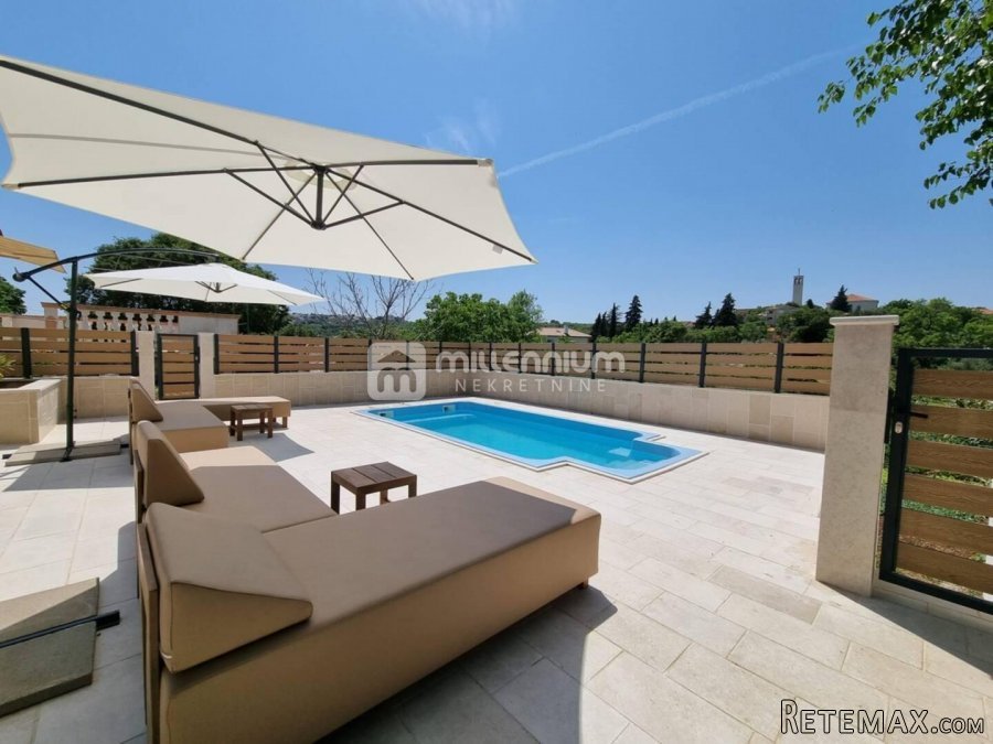 Otok Krk, Krk, 78.23m2, troetažni apartman s okućnicom i b..