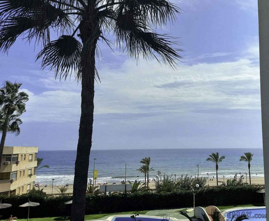 Piso de 2 dormitorios y 2 baños a 100 metros de la playa..