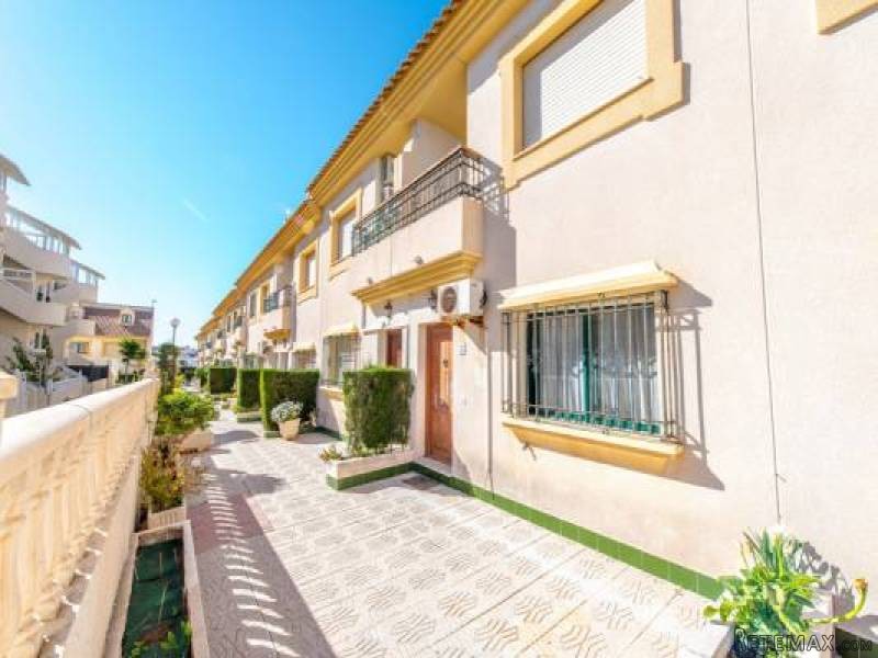 3 Bedroom 2 Bathroom Townhouse In La..