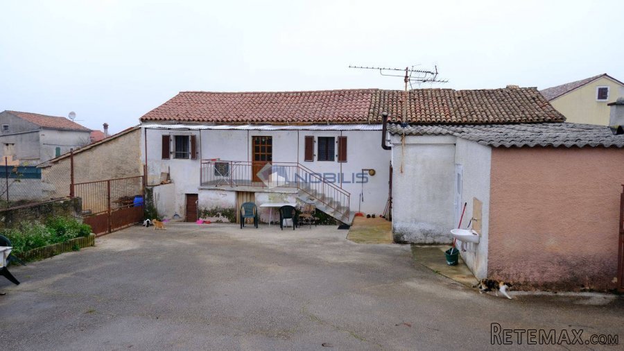 Istra, Bale, stara kamena kuća, dvorište - 7