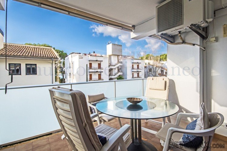 Lovely second floor apartment located on the second line of..