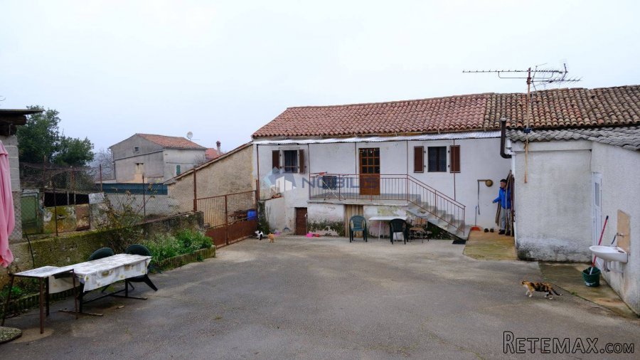 Istra, Bale, stara kamena kuća, dvorište - 9