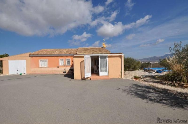 Large 3 bed with garage and pool in Sax..