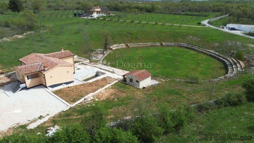Istra,Svetvinčenat,moderna katnica s bazenom i imanjem