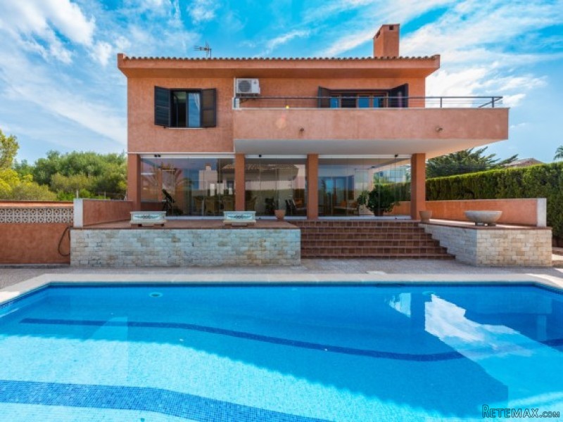 Villa With Parcial Sea View In Bahia..