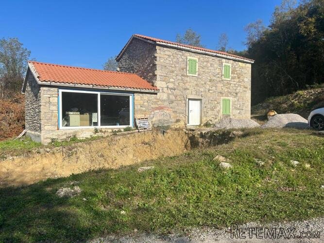 Istra, Belaj-Kamena kuća s velikom okućnicom u blizini dvorc