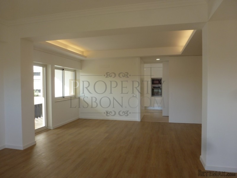 T3 Lisbon Apartment for Sale in Av. EUA..