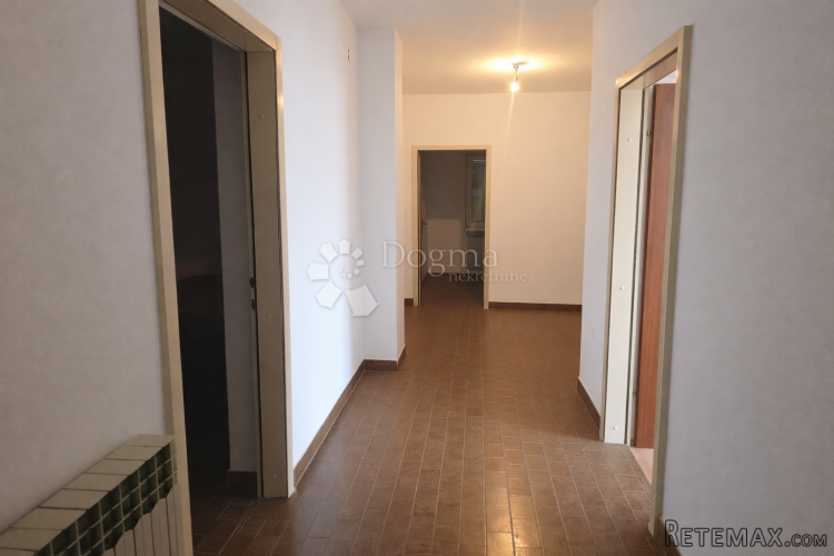 PRILIKA! Prostran 3-soban stan za renovaciju – Njivice - 2