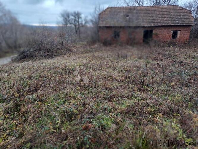 Stara kuća na velikom placu - 2