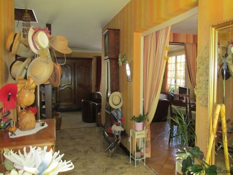 Large House With Swimming Pool - 2