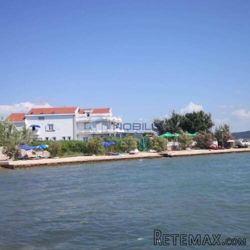 Zadar, Ražanac, villa sa 17 stanova, 1.red