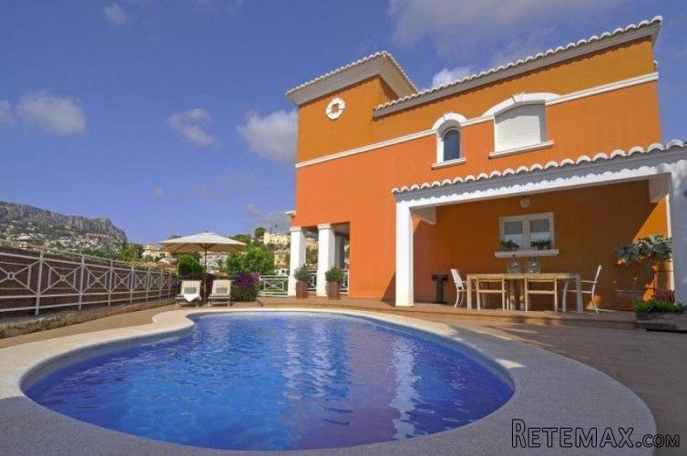 Bonito bungalow situado cerca del pueblo , con piscina..