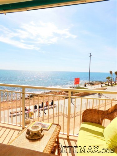 Amplio apartamento en primera línea de mar. Consta de 3..