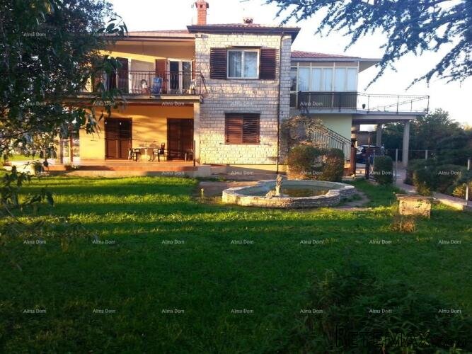 Kuća s tri stana i velikim zemljištem okružena vinogradima i.. - 3