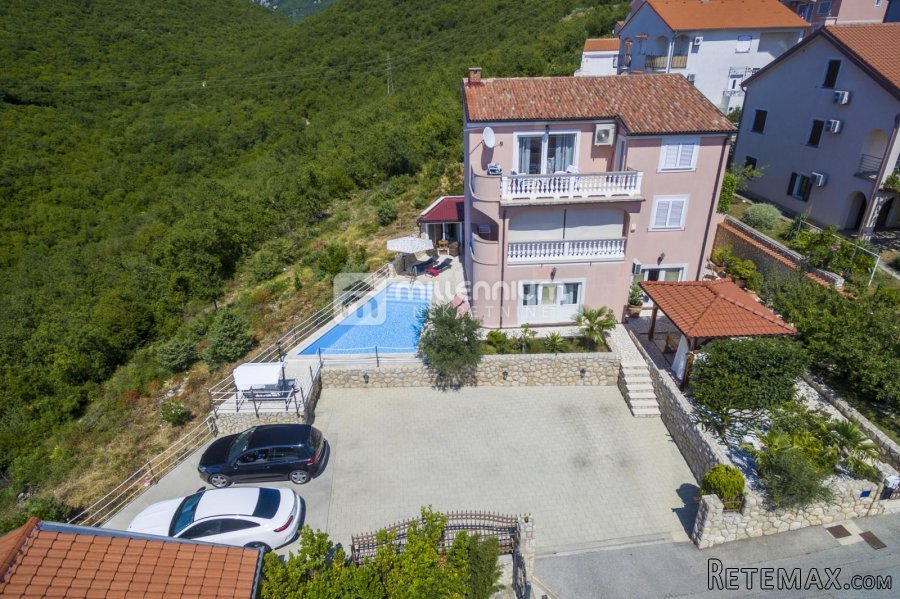 Selce, 344m2, samostojeća kuća s tri stana i bazenom