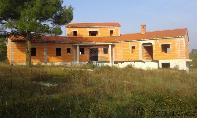 Rovinjsko selo, stambeno-poslovna zgrada na rubu naselja