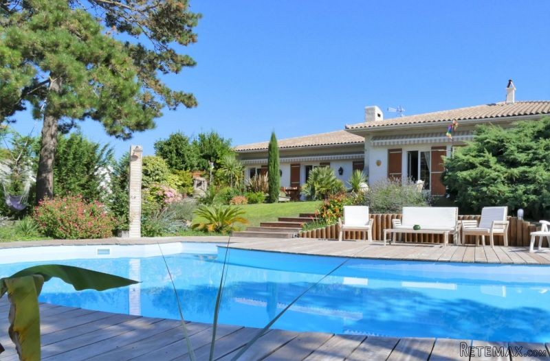 Single Story Villa With Garden..