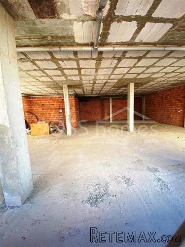 NEW LISTING TO VOSS HOMES - Commercial unit of 80m2 located.. - 3