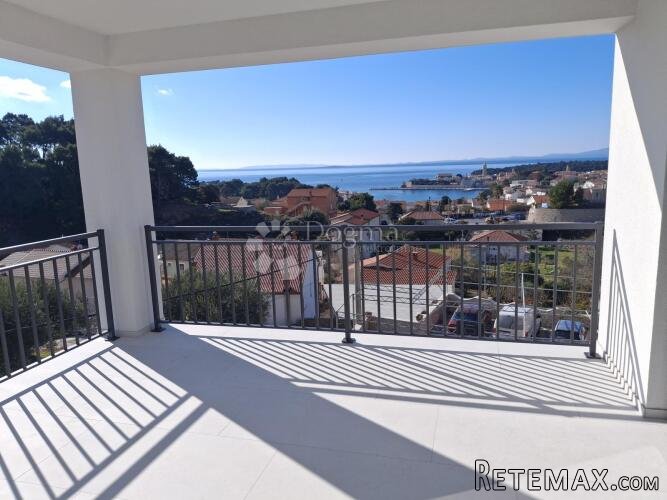 Banjol. Penthouse sa predivnim pogledom na stari grad
