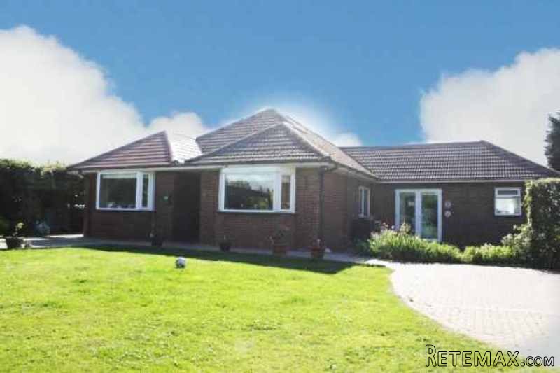 4 bedroom, Detached Bungalow house for..